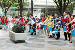 写真:新宿企業ボランティア連絡会打ち水大作戦2007