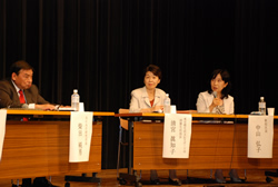 写真:パネルディスカッションで話す中山区長