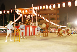 写真:舞踊集団菊の会による祝い太鼓