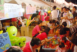 写真:盆踊りの模擬店で楽しむ子どもたち