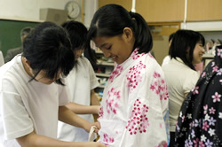 写真:アジアの学生中学校訪問・浴衣の着付け