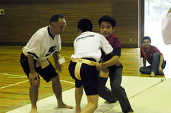 写真:アジアの学生中学校訪問・相撲