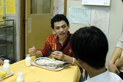 写真:アジアの学生中学校訪問・給食