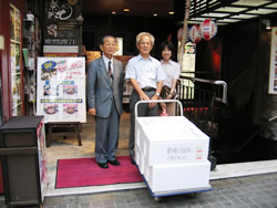 写真:(株)東海苑店舗前にて