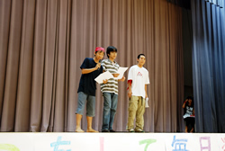 写真:あいさつ運動イベント(司会トリオ)