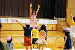 写真：あいさつ運動イベント（カムジー先生）