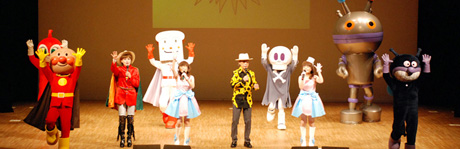 写真:ステージで歌うやなせたかしさんとアンパンマンたち