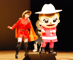 写真:新宿シンちゃんと歌う大和田りつこさん