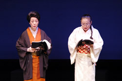 写真:台本を手に演技する淡島千景さんと白石奈緒美さん