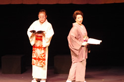 写真:台本を手に演技する淡島千景さんと白石奈緒美さん