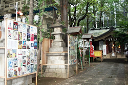 写真:稲荷鬼王神社の境内と映画資料展示
