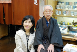 写真:岡崎さんと中山区長の二人で記念撮影