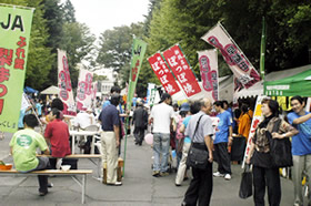 写真：多くの来場者でにぎわうキャンパス