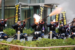 写真:葦北鉄砲隊の試射・銃から激しく火花が散る