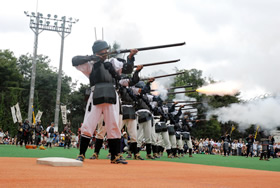 写真:百人隊同心の立ち放ち・後方にはたくさんの見物客・西戸山野球場