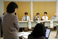 写真:NPOの発表者と審査員
