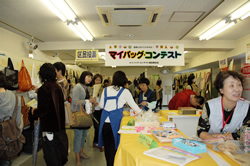 写真:多くの人々でにぎわう会場