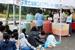 写真:ハンドベルの演奏を聴く子どもたち