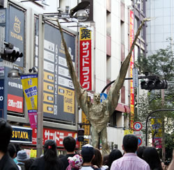 写真:怪人「ダーク ラクー」を見上げる人々