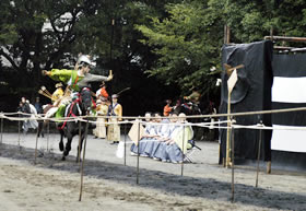 写真:馬上から的を射る瞬間