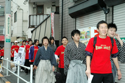 写真:書生姿で歩く生徒たち