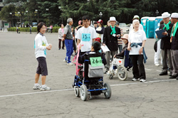 写真:たすきを次の走者へ渡す