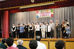 写真:ステージ上 民謡の発表
