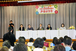 写真:参加者の意見を聞くステージ上のパネラーたち