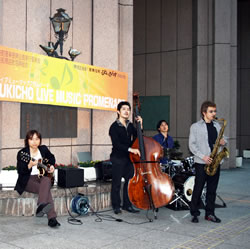 写真:区役所前で演奏するジャズバンド