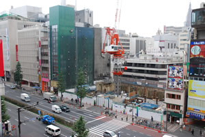 建設中の松竹シネマコンプレックスビル(新宿3-15)手前が靖国通り