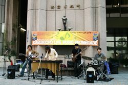 写真:区役所前で演奏するバンド