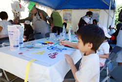 写真:「子供の広場」で凧作り
