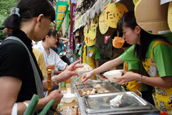 写真:模擬店ではリユース食器を使用して販売