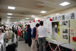 写真:多くの見学者が訪れた1階ロビーの展示会場
