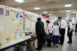 写真:多くの見学者が訪れた1階ロビーの展示会場