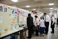 写真：多くの見学者が訪れた1階ロビーの展示会場