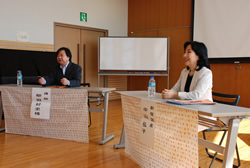 写真:来場者に語りかける柳田好史さんと中山区長