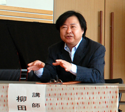 写真:スクリーンを使って講演する柳田好史さん