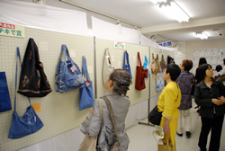 写真:マイバッグコンテスト応募作品の展示