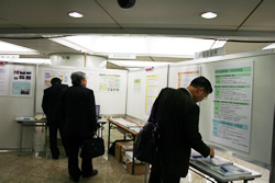 写真:展示を見る来場者