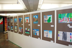 写真：小学生の描いた絵画の展示