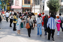 写真:新宿駅東口前でPR活動をする中山区長ら