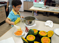 写真:器に盛り付ける男の子