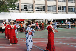 写真:健康フラダンスの参加者