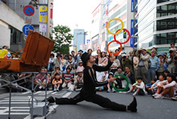 写真:ジャグリングの演技を見守る見物客
