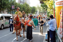 写真：早稲田通りを馬に乗った射手が練り歩く