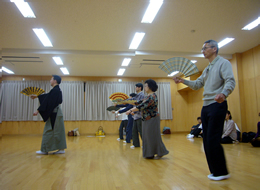 写真:扇子を持って稽古する参加者