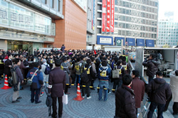 写真:新宿駅西口に集まった訓練参加者たち