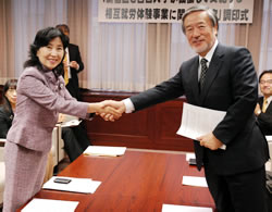 写真:握手を交わす中山区長と佐藤学長