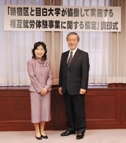 写真：記念撮影（中山区長と佐藤学長）